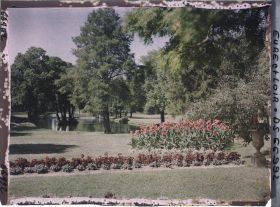 Image représentant Massifs de fleurs et bras de l'Eure détournés dans le parc du château