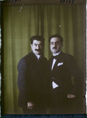 Image représentant Monsieur  https://musee-albert-kahn.s-museum.fr/home/NWQ2OTAwYzNmYjZlZTk1ZWQwODJmMjY4L2dlbmVyaWMtbm90aWNlLXRhYi9hdXRob3JpdHkvNjE3YTc5ZjVjZjhiODk2OGIzMzM3ZDIx/5d6900c3fb6ee95ed082f268/generic-notice-tab/authority/617a79ebcf8b8968b3336cb2 Fares et monsieur  https://musee-albert-kahn.s-museum.fr/home/NWQ2OTAwYzNmYjZlZTk1ZWQwODJmMjY4L2dlbmVyaWMtbm90aWNlLXRhYi9hdXRob3JpdHkvNjE3YTc5ZjVjZjhiODk2OGIzMzM3ZDIx/5d6900c3fb6ee95ed082f268/generic-notice-tab/authority/617a79ebcf8b8968b3336b9d Jean Debs