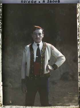 Image représentant Homme Bethmalais en mi-corps, fils du maire de la commune