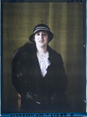 Image représentant https://musee-albert-kahn.s-museum.fr/home/NWQ2OTAwYzNmYjZlZTk1ZWQwODJmMjY4L2dlbmVyaWMtbm90aWNlLXRhYi9hdXRob3JpdHkvNjE3YTc5ZjVjZjhiODk2OGIzMzM3ZDIx/5d6900c3fb6ee95ed082f268/generic-notice-tab/authority/617a79ebcf8b8968b33374cd Madame Nordmann