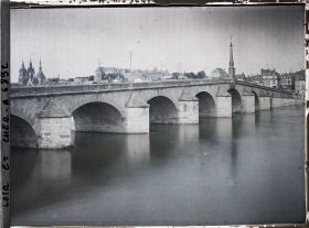 Image représentant Le pont Jacques Gabriel, et la ville, depuis le quai Amédée Constant