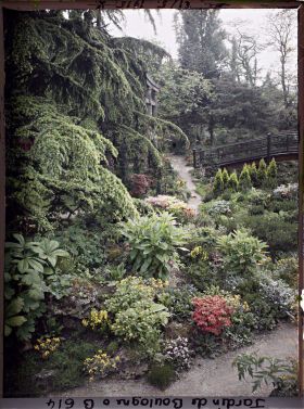 Image représentant Rocaille fleurie et sentiers proches d'un torii et d'un pont du " sanctuaire japonais "