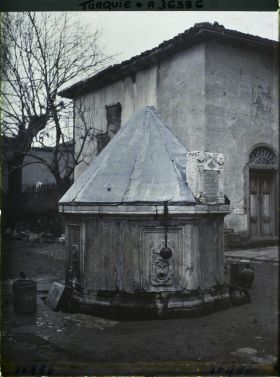 Image représentant Turquie, Angora, Vieille fontaine dans la Cour de la Mosquée