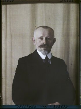 Image représentant Monsieur  https://musee-albert-kahn.s-museum.fr/home/NWQ2OTAwYzNmYjZlZTk1ZWQwODJmMjY4L2dlbmVyaWMtbm90aWNlLXRhYi9hdXRob3JpdHkvNjE3YTc5ZjVjZjhiODk2OGIzMzM3ZDIx/5d6900c3fb6ee95ed082f268/generic-notice-tab/authority/617a79ebcf8b8968b33378d2 Léon Trayssac