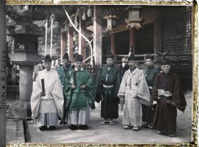 Image représentant Le sanctuaire Yasaka-jinja (appelé également Gion-jinja) : prêtres shintoïstes en costume de cérémonie, le jour de la fête Shichi-go-san (" sept-cinq-trois ")