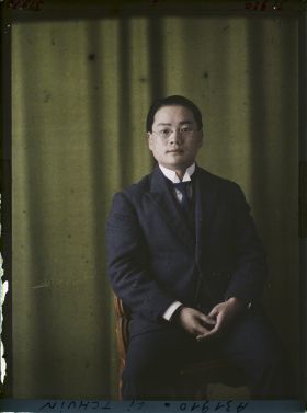 Image représentant https://musee-albert-kahn.s-museum.fr/home/NWQ2OTAwYzNmYjZlZTk1ZWQwODJmMjY4L2dlbmVyaWMtbm90aWNlLXRhYi9hdXRob3JpdHkvNjE3YTc5ZjVjZjhiODk2OGIzMzM3ZDIx/5d6900c3fb6ee95ed082f268/generic-notice-tab/authority/617a79eacf8b8968b3336581 Li Tchuin