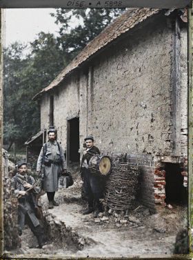 Image représentant France, Conchy-les-Pots, Une rue du Village des Loges transformée en tranchée, au 1er plan, trou d'obus sous la maison