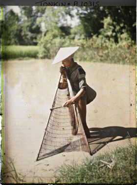 Image représentant Un pêcheur au vô (drague triangulaire)