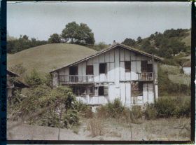Image représentant France, Bas Cambo, Dans le Village : Vieilles Maisons ferme