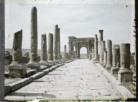 Image représentant Algérie, Timgad, Decumanus Maximus vers Arc de Trajan