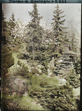Image représentant Pavillon de thé blotti dans un écrin de verdure, vu depuis l'ouest du " village japonais "
