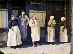 Image représentant Monsieur et madame Gauthier et leur personnel devant leur restaurant