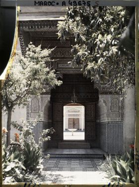 Image représentant Le jardin andalou et le passage donnant accès à la cour d'honneur du palais de la Bahia