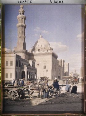 Image représentant Coté sud-ouest de la mosquée du sultan Hassan, place " Mansheia "