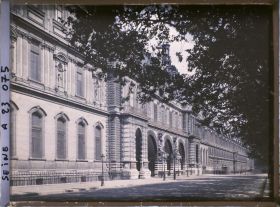 Image représentant Porte du Carrousel, Musée du Louvre, vue prise du quai François Mitterand