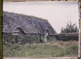 Image représentant Une ferme vue des jardins