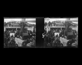 Image représentant La foule des émigrants sur l'entrepont, à l'avant du navire, dans l'attente de l'arrivée à New-York