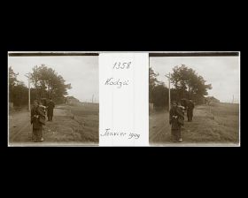 Image représentant Villageoise portant un enfant et un homme vêtu à l'occidentale sur la route qui longe la plage