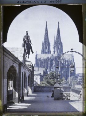 Image représentant La cathédrale vue de l'entrée du grand Pont