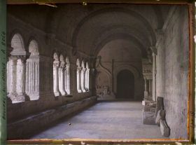 Image représentant La galerie orientale du cloître de l'abbaye de Montmajour, avec au fond, l'enfeu de l'abbé Jean Hugolen
