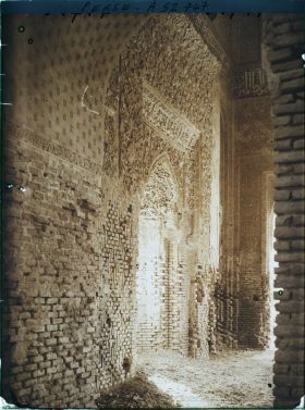 Image représentant La Masdjid-i-Djouma (Mosquée du Vendredi ou Grande mosquée, 1322), le mihrab