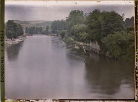 Image représentant France, Montignac, Les maisons de la rive gauche vaches à l'abreuvoir