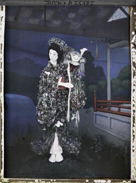 Image représentant jardin Horikiri : exposition de mannequins vêtus de fleurs, un mannequin féminin