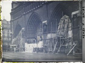 Image représentant Démantèlement des protections anti-bombardement des portails de Notre-Dame de Paris