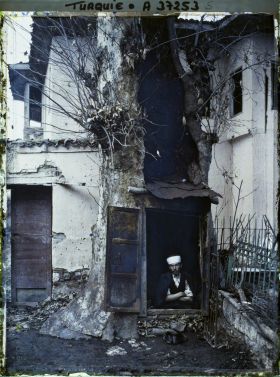 Image représentant Un habitant dont la maison fut détruite et élu domicile dans un arbre creux