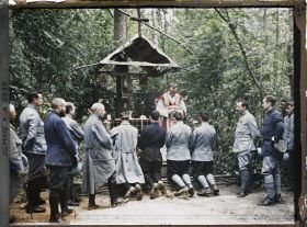Image représentant Le prêtre donne la communion aux soldats