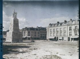 Image représentant France, Soissons, Monumt aux morts et place St Pierre