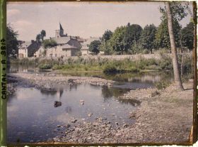 Image représentant Vue sur la ville depuis les bords de la Cère, l'église au second plan