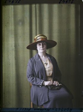 Image représentant https://musee-albert-kahn.s-museum.fr/home/NWQ2OTAwYzNmYjZlZTk1ZWQwODJmMjY4L2dlbmVyaWMtbm90aWNlLXRhYi9hdXRob3JpdHkvNjE3YTc5ZjVjZjhiODk2OGIzMzM3ZDIx/5d6900c3fb6ee95ed082f268/generic-notice-tab/authority/617a79ebcf8b8968b33375a4 Madame Marie-Louise Piette