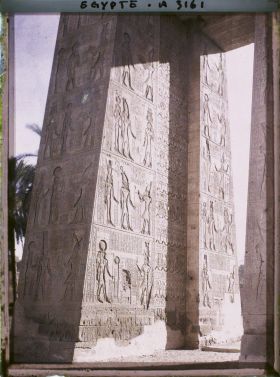 Image représentant Pylône menant au temple de Khonsou