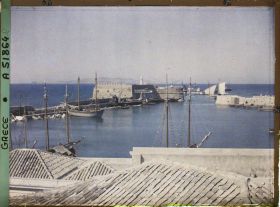 Image représentant Le petit port vénitien, avec son fort, et quelques bateaux, depuis la ville