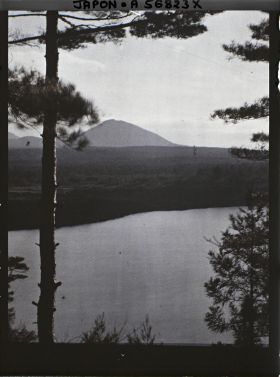 Image représentant Un des " cinq lacs du Fuji-san " (Fuji-no-ko)