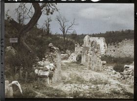 Image représentant France, Sancy, Une rue, maisons en ruines