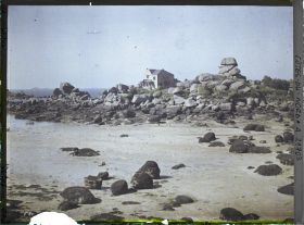Image représentant Les rochers de Ploumanach, avec à droite le rocher dit "Chapeau de Napoléon"