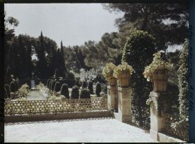 Image représentant Le bassin d'eau du jardin persan de la villa Cypris, vu vers l'Est depuis un belvédère sculpté