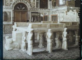 Image représentant Dans l'Arg (la citadelle royale), le Takht-e-Marmar (Trône de marbre)