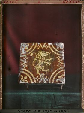 Image représentant Carreau de terre cuite vernissée d'époque médiéval du musée de Sèvres