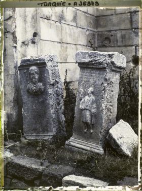 Image représentant Turquie, Angora, Ruines de l'Augusteum, Stèle Romaine à gauche, Stèle Grecque à gauche