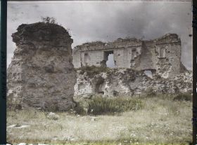 Image représentant France, Coucy le Château, Ruines de la Salle des Preux et ruines du Donjon
