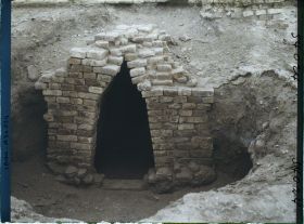 Image représentant Entrée par un escalier d'un caveau voûté en encorbellement