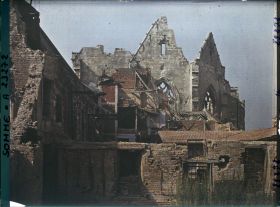 Image représentant France, Péronne, L'abside de St Jean à travers les ruines