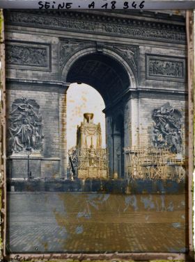 Image représentant Le Cénotaphe dedié aux morts pour la patrie sous l'Arc de Triomphe pour les fêtes des 13 et 14 juillet 1919
