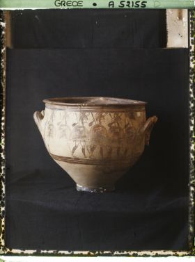 Image représentant Vase de terre cuite peinte (motif de guerriers mycéniens)