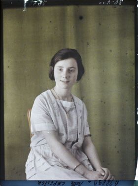 Image représentant https://musee-albert-kahn.s-museum.fr/home/NWQ2OTAwYzNmYjZlZTk1ZWQwODJmMjY4L2dlbmVyaWMtbm90aWNlLXRhYi9hdXRob3JpdHkvNjE3YTc5ZjVjZjhiODk2OGIzMzM3ZDIx/5d6900c3fb6ee95ed082f268/generic-notice-tab/authority/617a79ebcf8b8968b3336a22 Mademoiselle Capelier