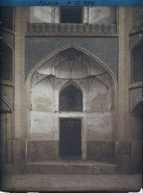 Image représentant La Madreseh Mader-i-Chah, école coranique dite "de la mère du Chah" (1714), loge du pourtour de la cour