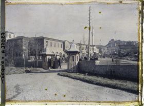 Image représentant L'entrée de la Grande Assemblée Nationale encadrée de guérites (une du bâtiment lui-même). A l'arrière plan, ville basse et au fond, la citadelle